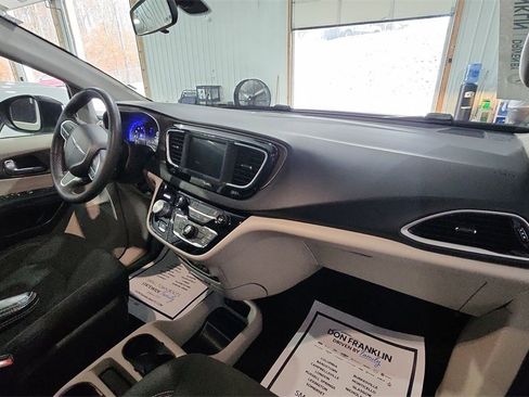 Used 2022 Chrysler Voyager LX image 10