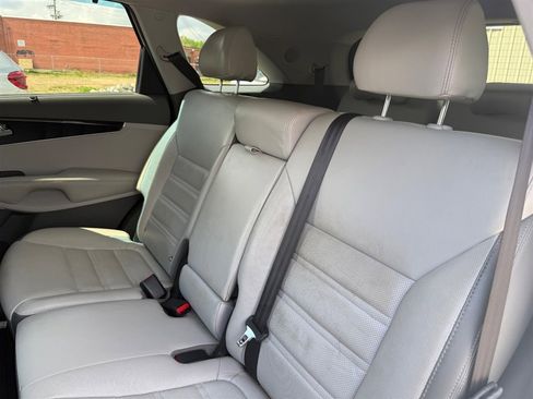 Used 2017 Kia Sorento SX image 28