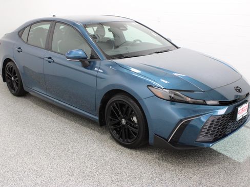 Used 2025 Toyota Camry SE w/ Convenience Package FWD image 4
