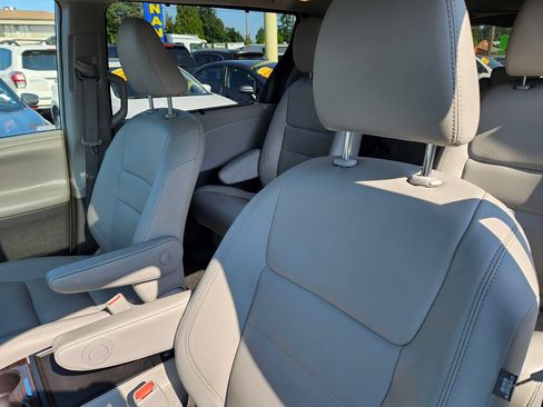 Used 2019 Toyota Sienna XLE w/ XLE Navigation Package AWD/4WD image 16