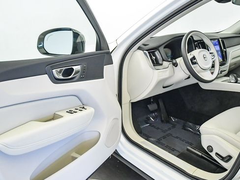 Certified 2025 Volvo XC60 T8 Plus w/ Protection Package Premier image 21