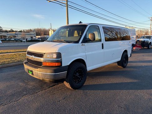 Used 2018 Chevrolet Express 2500 LT w/ LT Preferred Equipment Group RWD image 3