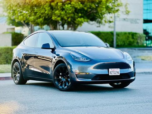 Used 2022 Tesla Model Y Long Range AWD/4WD image 2