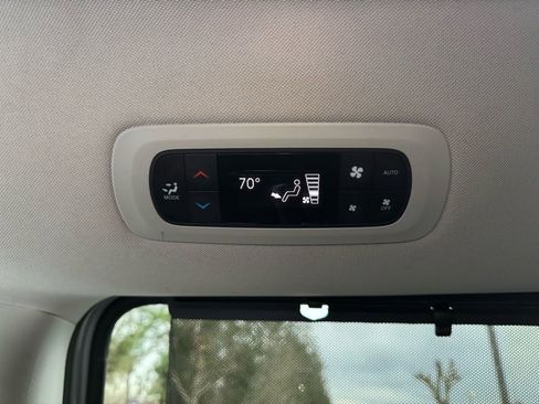 Used 2023 Chrysler Pacifica Touring-L image 19