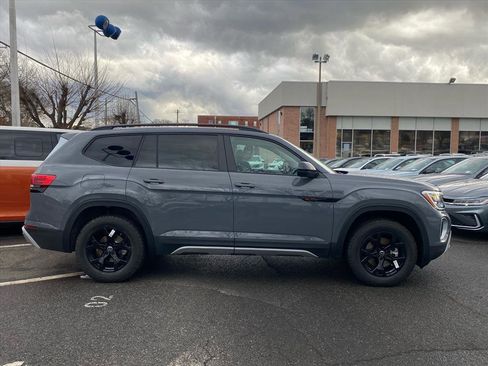 New 2026 Volkswagen Atlas Peak Edition image 2