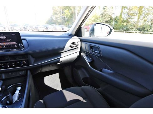 Used 2025 Nissan Rogue S image 8