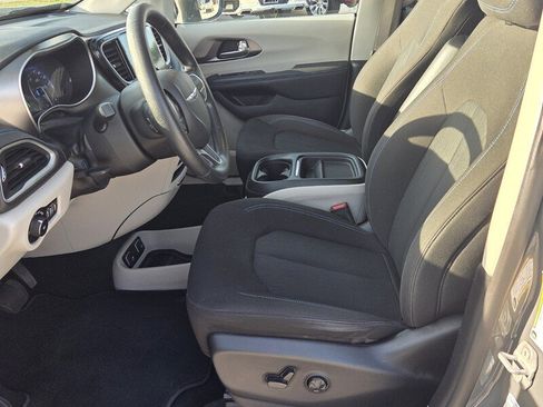 Used 2021 Chrysler Pacifica Touring image 9