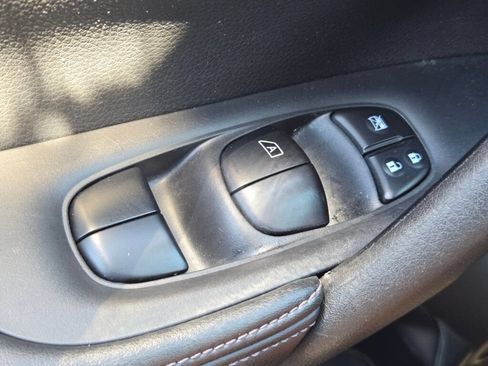Used 2018 Nissan Rogue SV FWD image 25
