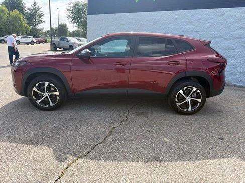 Used 2024 Chevrolet Trax RS w/ Driver Confidence Package FWD image 2