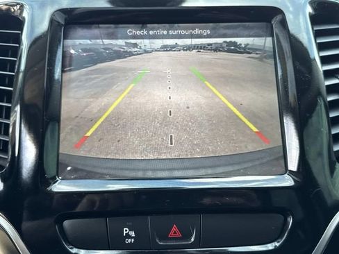 Used 2019 Jeep Cherokee Limited FWD image 30