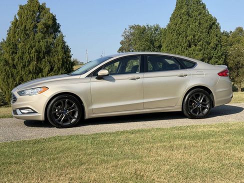 Used 2018 Ford Fusion SE w/ Equipment Group 201A FWD image 5