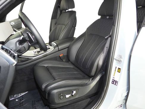 Used 2025 BMW X7 M60i image 22