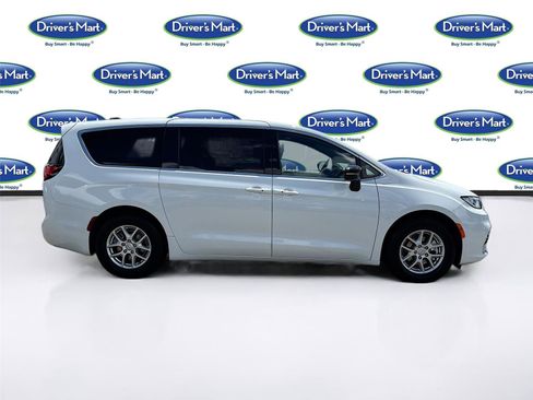 Used 2025 Chrysler Pacifica Select FWD image 8