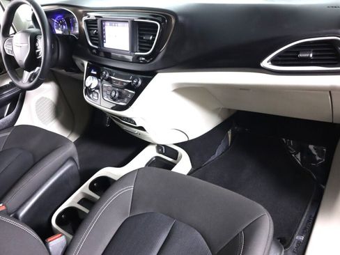 Used 2022 Chrysler Voyager LX image 41