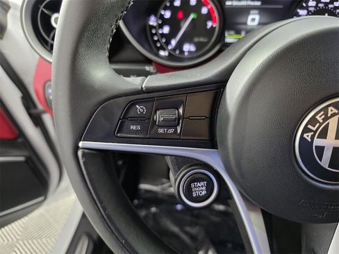 Used 2019 Alfa Romeo Giulia image 21
