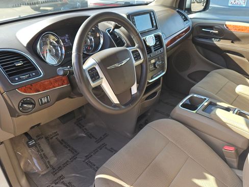 Used 2013 Chrysler Town & Country Touring image 11