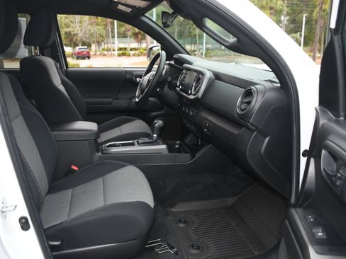 Used 2022 Toyota Tacoma TRD Sport w/ Technology Package image 19