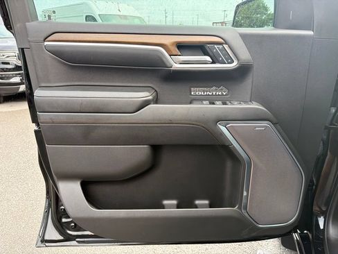 Used 2025 Chevrolet Silverado 1500 High Country w/ High Country Premium Package AWD/4WD image 29