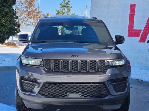 Used 2023 Jeep Grand Cherokee Altitude image 2