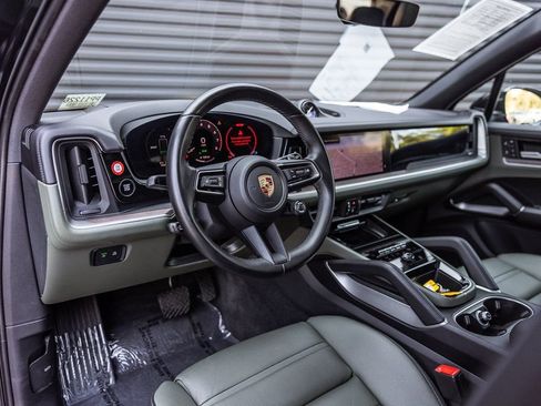 Certified 2024 Porsche Cayenne AWD/4WD image 4