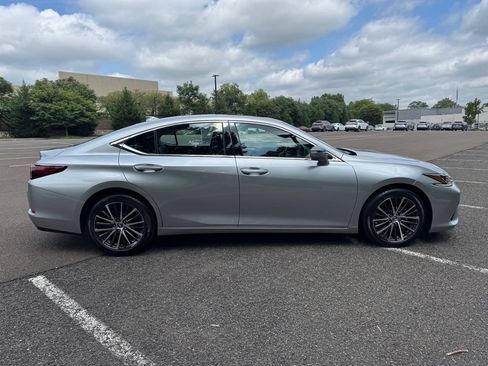 Used 2024 Lexus ES 350 w/ Premium Package FWD image 5
