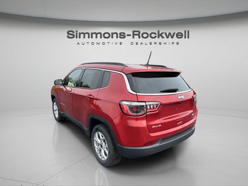 Used 2025 Jeep Compass Latitude AWD/4WD image 3