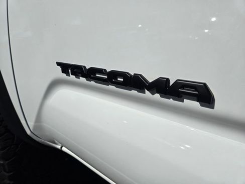 Used 2021 Toyota Tacoma TRD Off-Road w/ TRD Premium Off Road Package AWD/4WD image 10