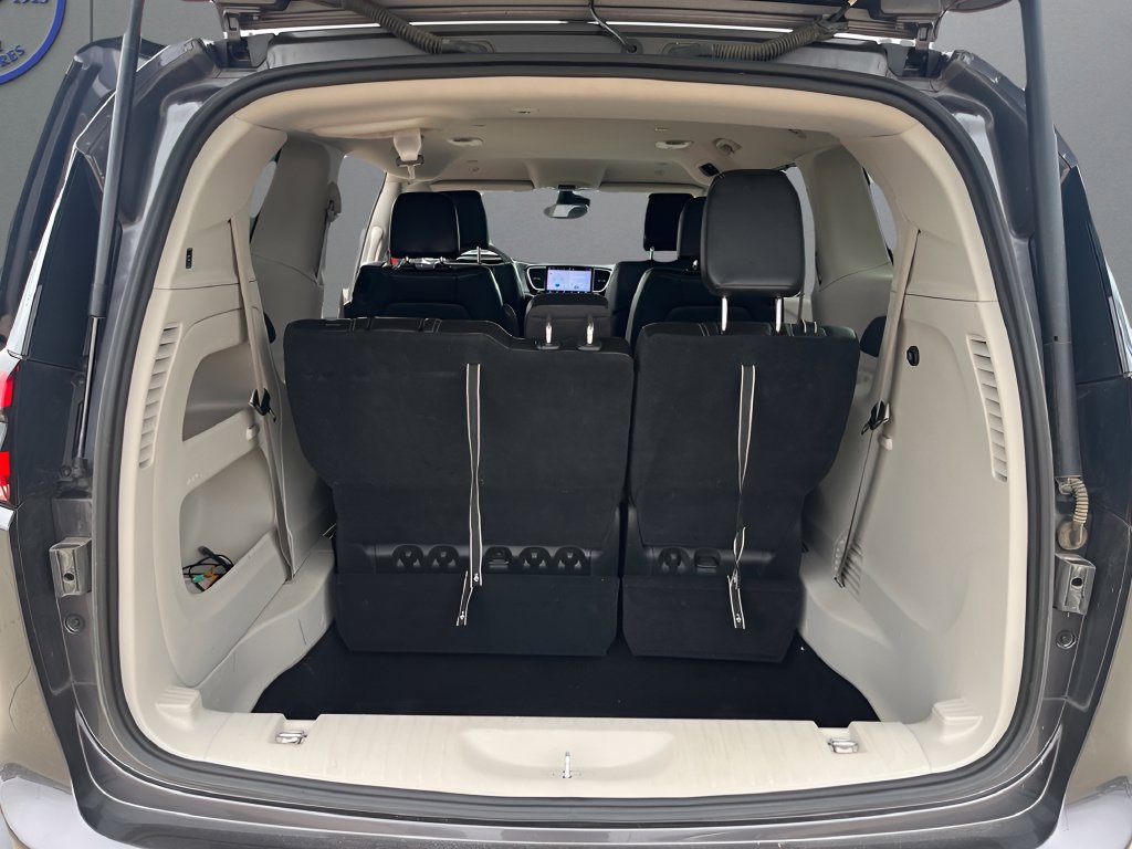 Used 2023 Chrysler Pacifica Touring-L FWD image 31
