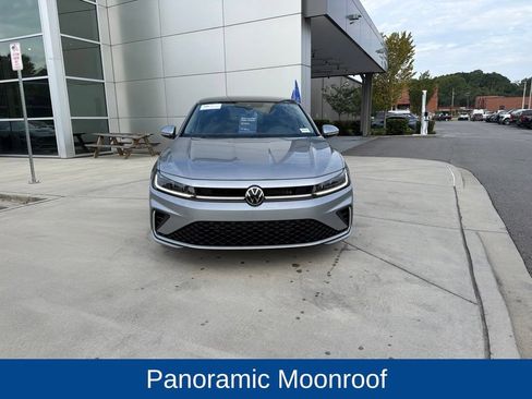Used 2025 Volkswagen Jetta SEL FWD image 3