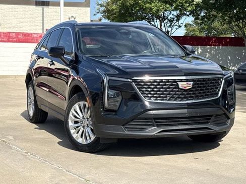 Used 2024 Cadillac XT4 Luxury w/ Cold Weather Package FWD image 2