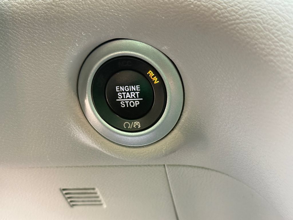 Used 2023 Chrysler Pacifica Touring-L FWD image 30