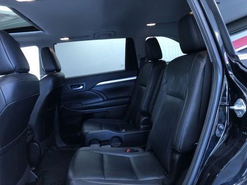 Used 2019 Toyota Highlander XLE AWD/4WD image 23