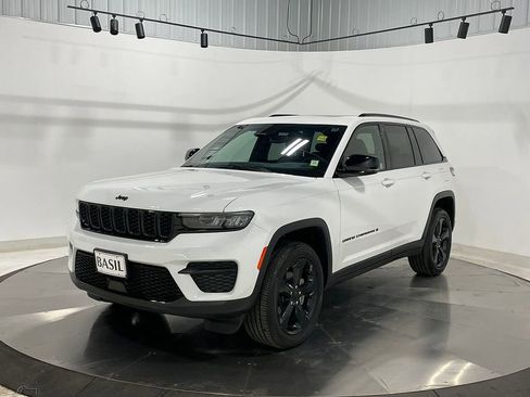 Used 2023 Jeep Grand Cherokee Altitude image 8