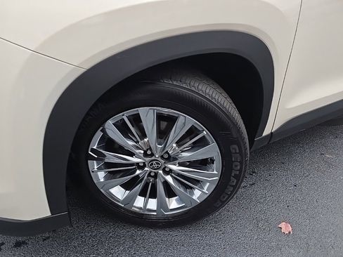 Used 2024 Toyota Grand Highlander Platinum image 2