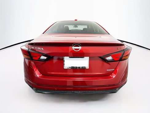 Used 2024 Nissan Altima 2.0 SR FWD image 30