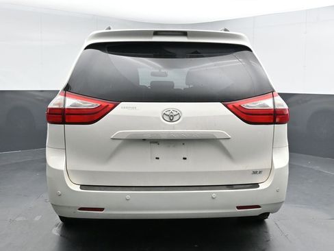 Used 2017 Toyota Sienna XLE image 8