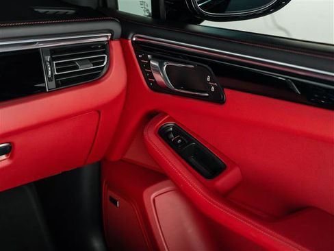 Certified 2025 Porsche Macan image 26