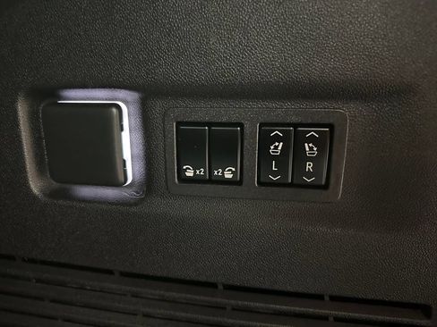 Used 2023 Chevrolet Suburban Z71 w/ Luxury Package AWD/4WD image 39