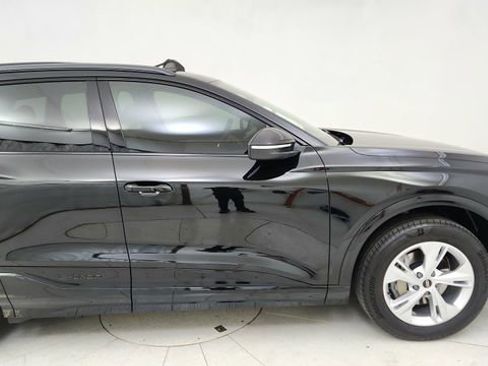 Used 2025 Audi Q6 e-tron Premium w/ Convenience Package image 8