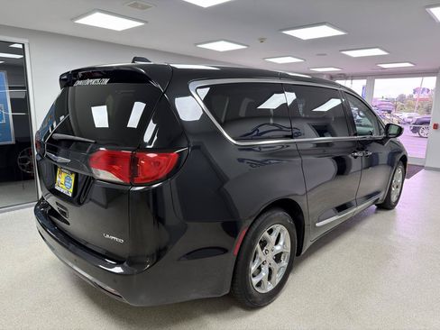 Used 2019 Chrysler Pacifica Limited FWD image 3