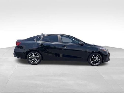 Used 2023 Kia Forte LXS w/ LXS Technology Package FWD image 6