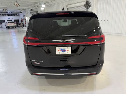 Used 2025 Chrysler Pacifica Select FWD image 4