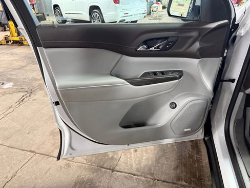 Used 2022 GMC Acadia SLT w/ LPO, Floor Liner Package image 15