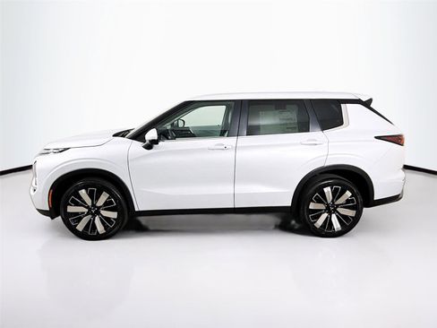 New 2026 Mitsubishi Outlander SE image 4