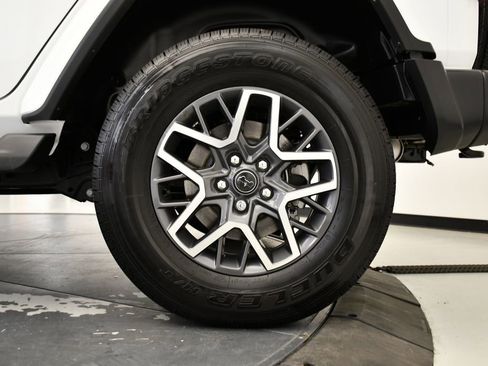 Used 2025 Jeep Wrangler Sahara image 14