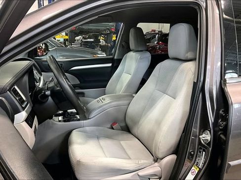 Used 2019 Toyota Highlander LE AWD/4WD image 25
