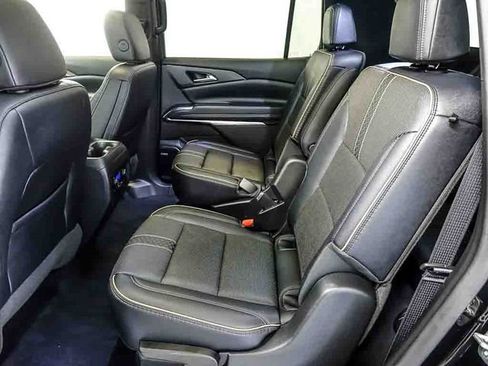 Used 2025 Chevrolet Traverse High Country FWD image 15