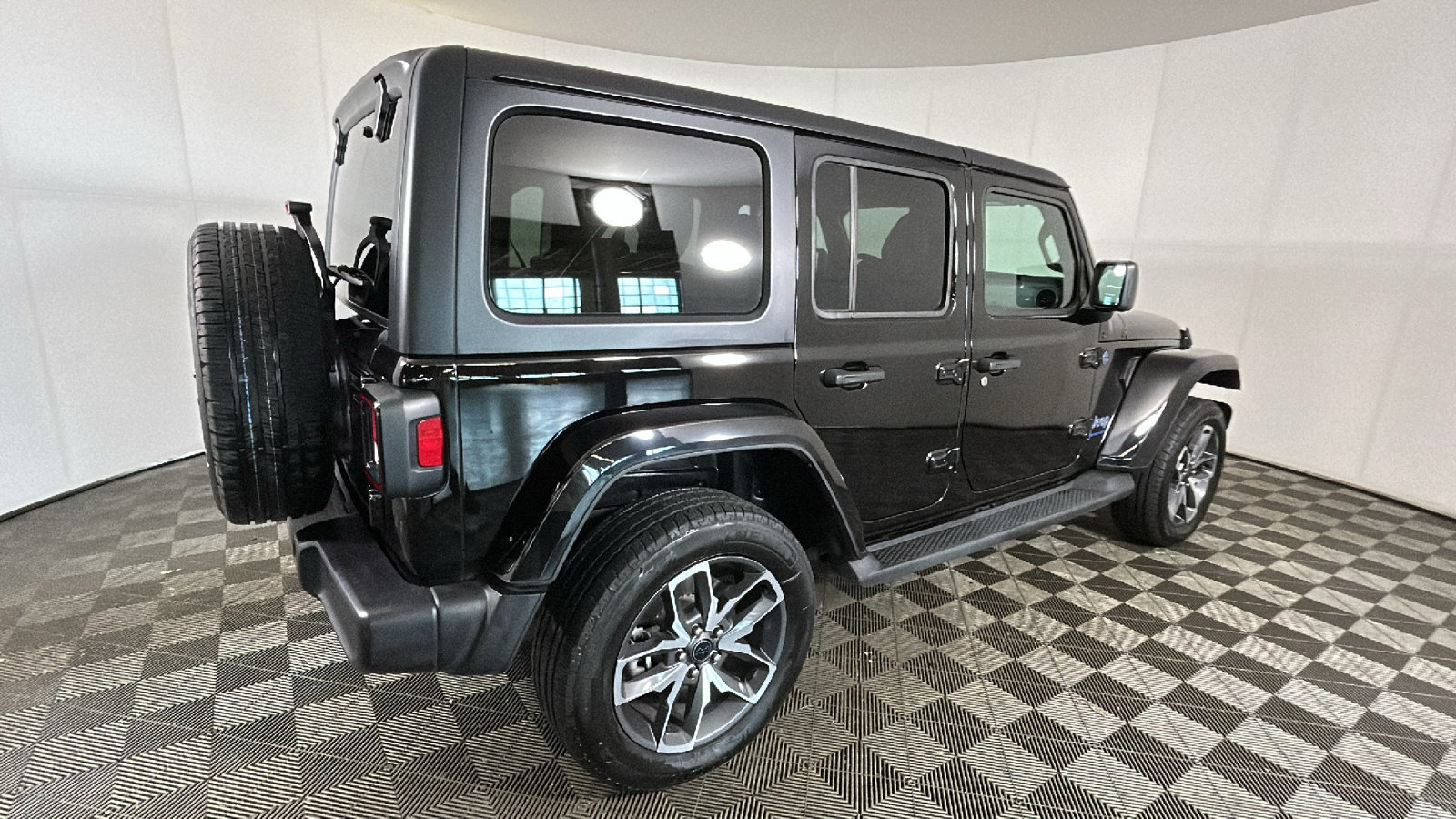 Used 2024 Jeep Wrangler Unlimited w/ Convenience Group AWD/4WD image 3