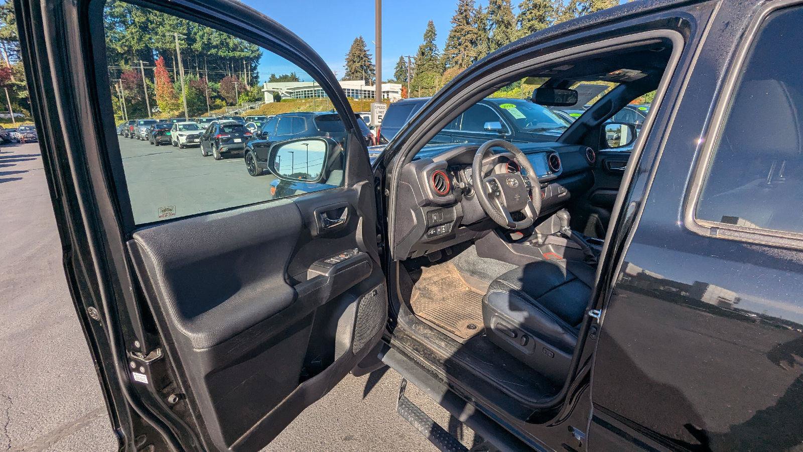 Used 2021 Toyota Tacoma TRD Sport w/ TRD Premium Sport Package AWD/4WD image 9