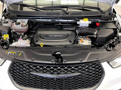 Used 2024 Chrysler Pacifica Limited FWD image 9